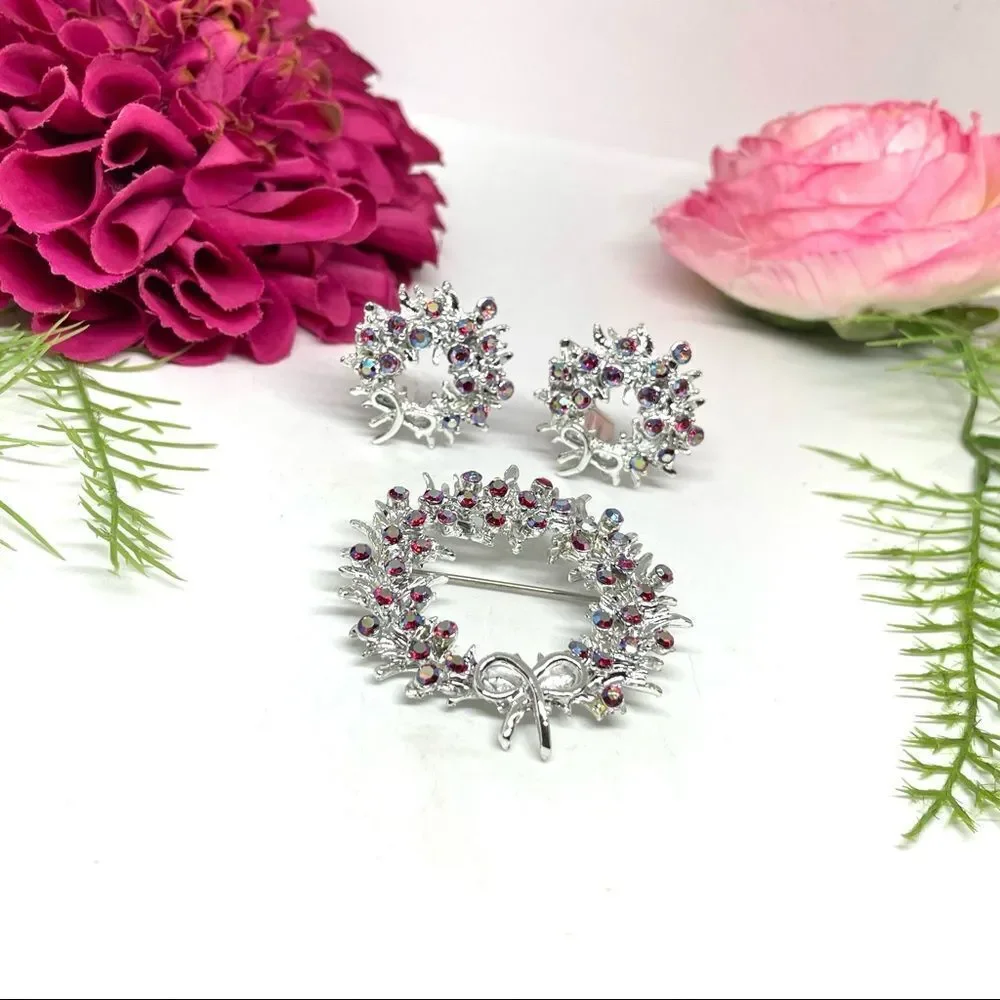 VINTAGE⚜️Festive Wreath Aurora Borealis Crystals Brooch
